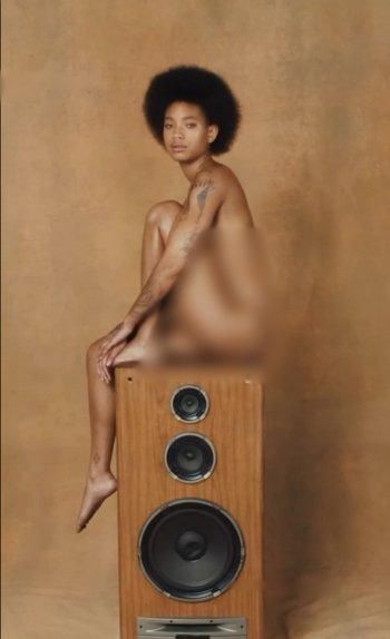 بالصورة: إبنة ويل سميث تتخلى عن ملابسها بسبب البومها الجديد..فما القصة!