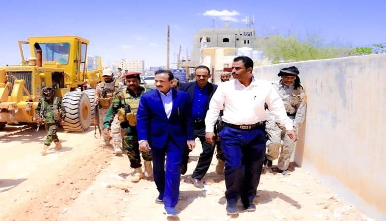 الاطلاع على سير العمل في مشروع تطوير شارع الشهيد قطن بمدينة عتق