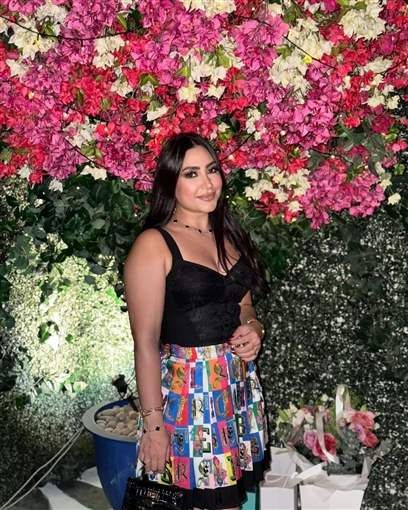 بالصور: “بتنورة قصيرة”.. فنانة عربية تستمتع بالأجواء الصيفية في دبي