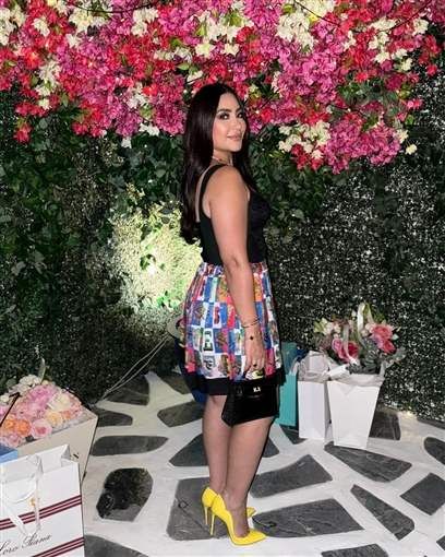 بالصور: “بتنورة قصيرة”.. فنانة عربية تستمتع بالأجواء الصيفية في دبي