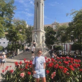 بالصور: ديمة قندلفت تستمتع برحلتها في إسبانيا بإطلالة صيفية أنيقة