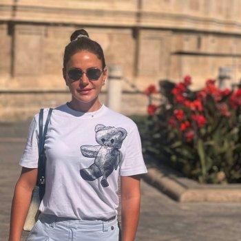 بالصور: ديمة قندلفت تستمتع برحلتها في إسبانيا بإطلالة صيفية أنيقة