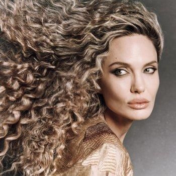 بالصور: أنجلينا جولي كما لم ترونها من قبل وتثير الدهشة بلوكها الجديد