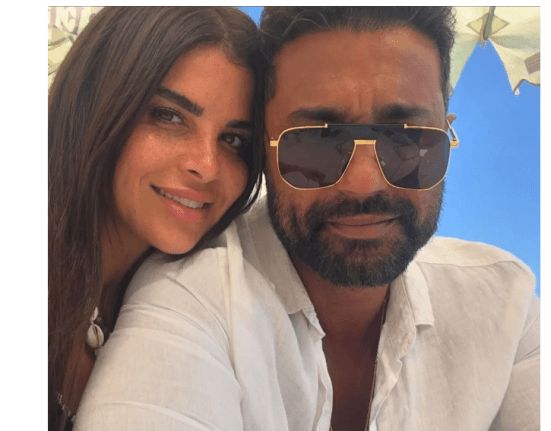 كريم فهمي يكشف تفاصيل شخصية جديدة عن زوجته وشقيقه