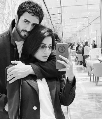 صورة ألكسندر علوم ورحمة رياض تضع الجمهور في حيرة “وين الكاميرا حق الجوال” ، “عدسه التليفون وين شلون مصوره”