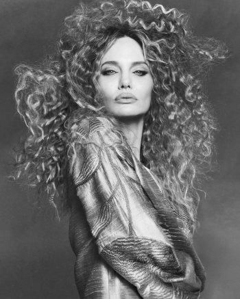 بالصور: أنجلينا جولي كما لم ترونها من قبل وتثير الدهشة بلوكها الجديد