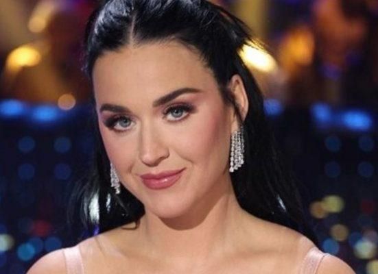 بالفيديو: كاتي بيري تطل على جمهورها بالبكيني من شرفة الفندق