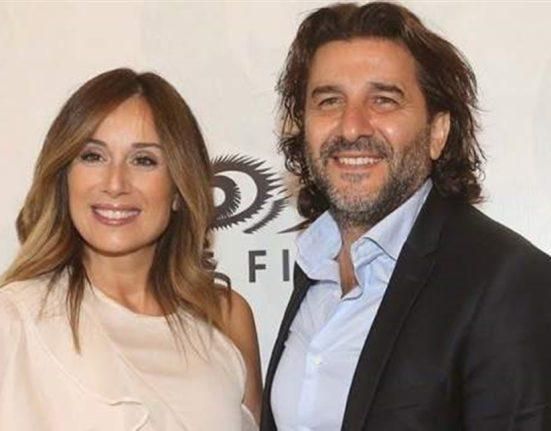 بالفيديو: على الرغم من انفصالهما.. فادي شربل إلى جانب كارين رزق الله في عزاء والدها