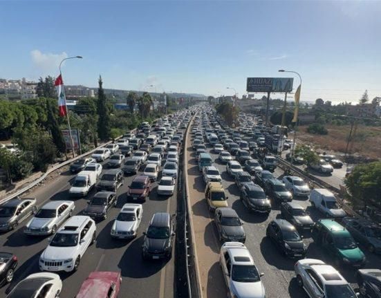 في أقوى رسالة للبنانيين.. ممثل لبناني شهير يُناشد: “ابتعدوا عن السياسة وافتحوا بيوتكم” (فيديو)