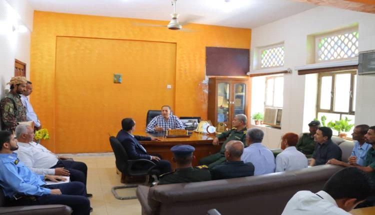 عدن.. مناقشة آلية و سير العمل في فرع الأحوال المدنية بمديرية خورمكسر