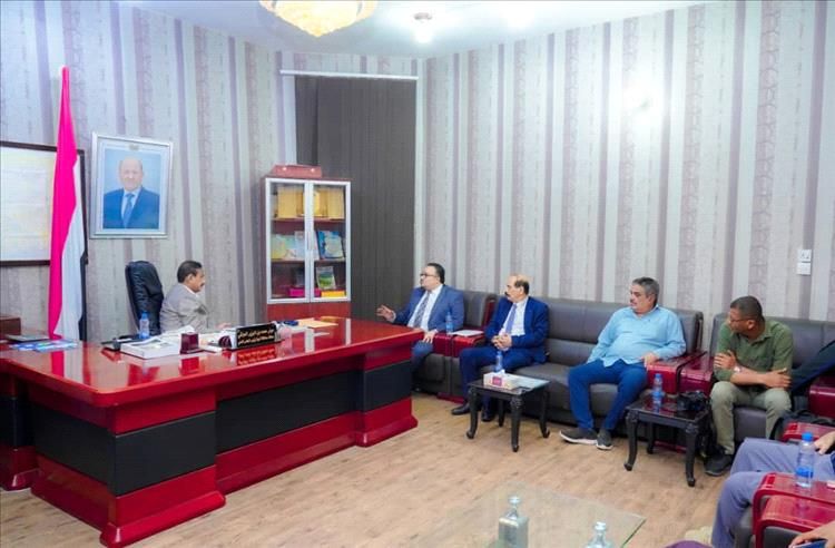 باشراحيل يمنح درع مؤسسة 14 أكتوبر للمحافظ بن الوزير