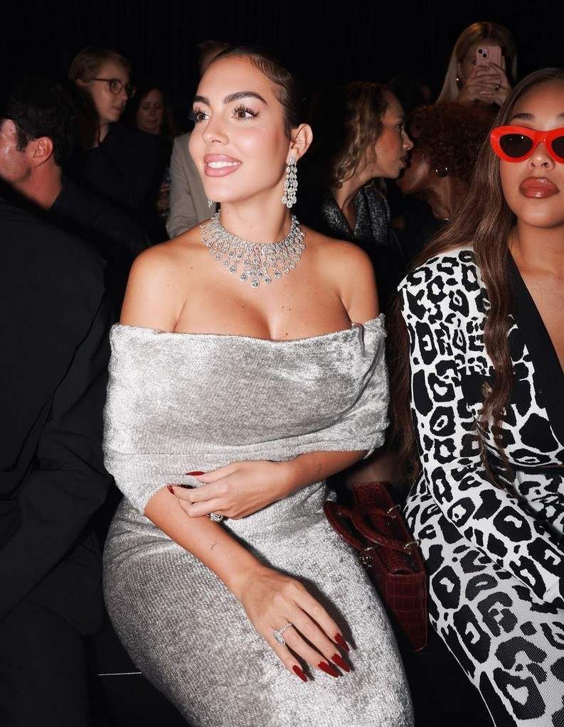 بالصور: بعقد من الألماس.. حبيبة رونالدو تتألق في أسبوع الموضة في باريس شاهدوا كيف بدت