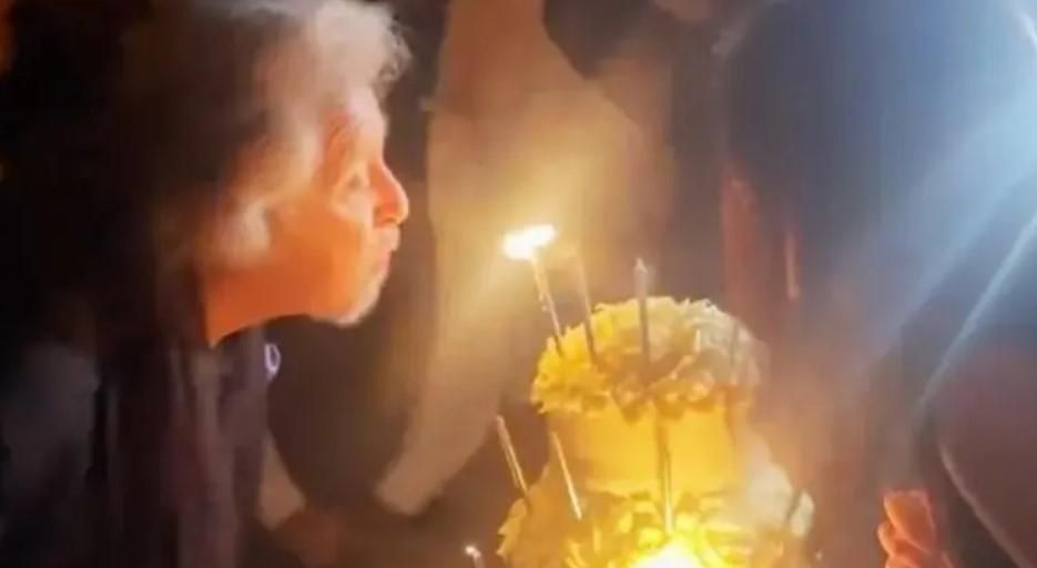 عربية وتصغره بأكثر من 50 عاماً.. آل باتشينو يحتفل بعيد ميلاده ويُجبر على دفع الملايين!