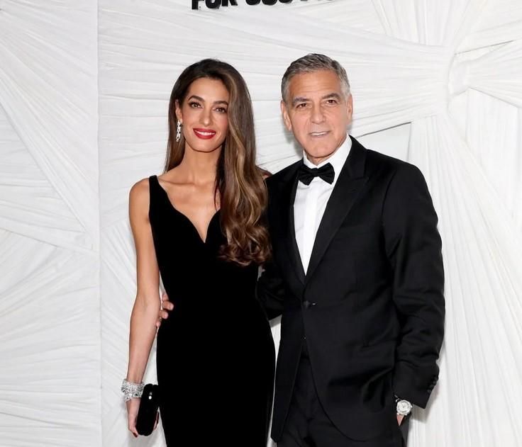 بالصور: أنيقة جدا ومُبتسمة.. زوجة جورج كلوني اللبنانية الأصل تتألق في نيويورك وتتعرّض للانتقادات