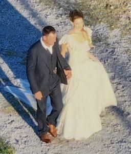 تُقدّر ثروتها بـ30 مليون دولار… نجمة أميركية تتزوج مرشد سياحي في حفل بسيط (صور)