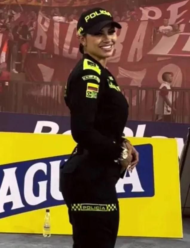 بالصور: في مباراة كرة قدم.. شرطية “حسناء” تخطف الأنظار تعرفوا إليها