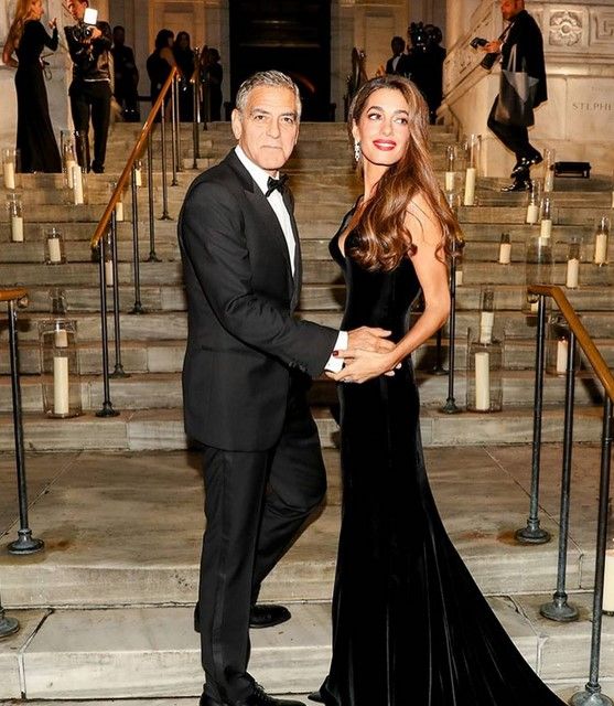 بالصور: أنيقة جدا ومُبتسمة.. زوجة جورج كلوني اللبنانية الأصل تتألق في نيويورك وتتعرّض للانتقادات