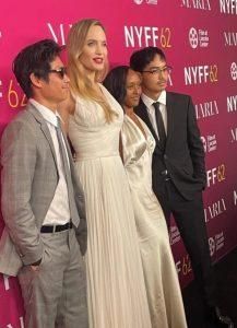 بفستان أبيض ضيق.. أنجلينا جولي تخطف الأنظار مع أبنائها بمهرجان نيويورك (صور)