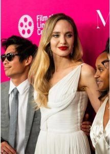 بفستان أبيض ضيق.. أنجلينا جولي تخطف الأنظار مع أبنائها بمهرجان نيويورك (صور)