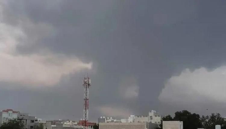 مدير شركة النفط بالحديدة : احتواء تداعيات قصف ميناء "رأس عيسى"