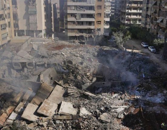 بالفيديو: المبنى دُمر بالكامل.. فنان لبناني شهير يفقد منزله في قصف إسرائيلي على الشياح ويُعلّق: فدا روح السيد”