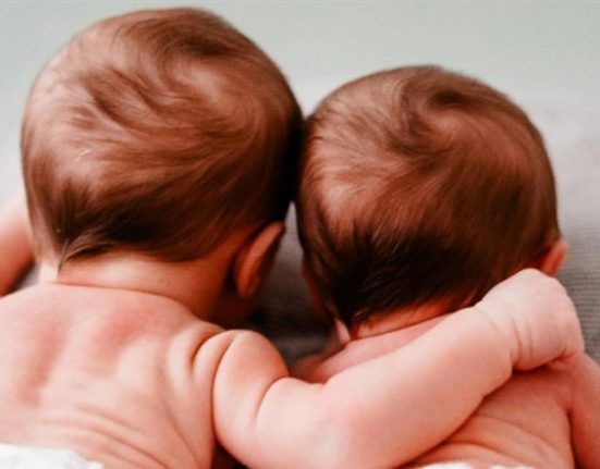حالة نادرة.. امرأة بـ”رحمين” تنجب توأمين