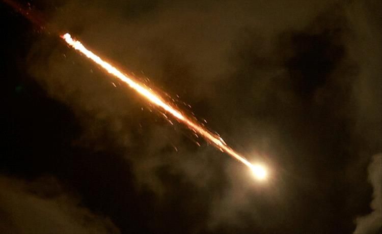الخليج الان تنشر لقطات فيديو وصور جديدة للحظات سقوط الصواريخ الباليستية وسط اسرائيل