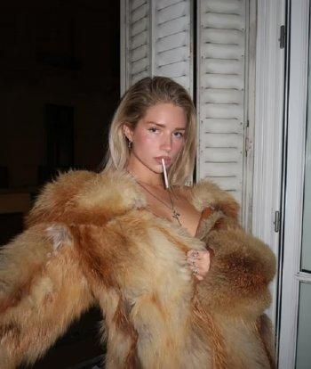 بالصور: لوتي موس تطل عـ ارية في أحدث جلسة تصوير