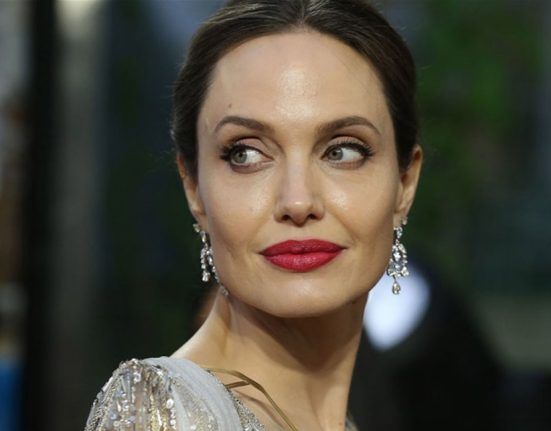 بطريقة غير مباشرة… أنجلينا جولي تكشف عن علاقتها العاطفية