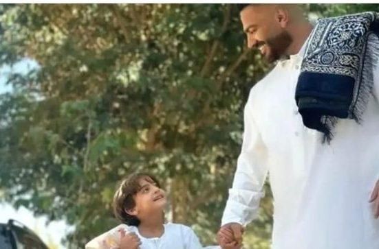 بصورة لطيفة وتعليق “قولوا آمين”.. تامر حسني يقلب التواصل