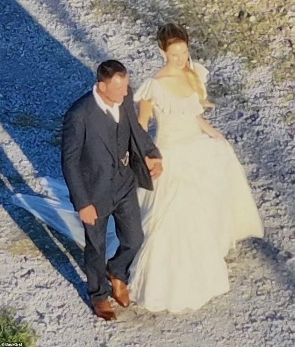 بمبلغ زهيد جداً.. فنانة شهيرة تشتري فستان زفافها من متجر البالة!