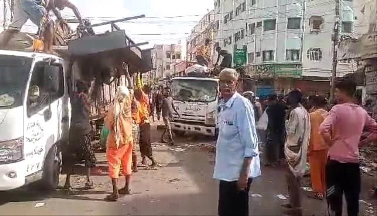 أشغال خورمكسر تنفذ حملة إزالة للعوائق في شارع الثقافة بالمديرية 