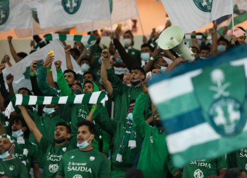 جمهور الراقي يحاصر مسؤول الأهلي ويطرده من الملعب