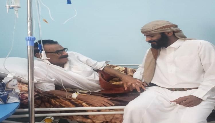 القائد العام لقوات محور سبأ يقوم بزيارة محافظ ابين السابق الشيخ حسين السعدي للاطمئنان على صحته