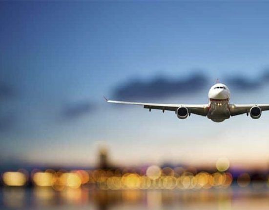 مخرج شهير يقاضي شركة طيران.. اليكم السبب