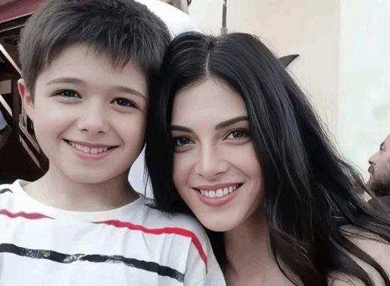 “والدتي الثانية”.. ممثلة عربية تدعم طفل “الثمن” بعد نزوحه (صور)