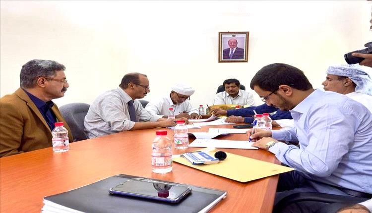 المهرة.. توقيع عقد مشروع تأهيل وسفلتة ساحة جمرك شحن