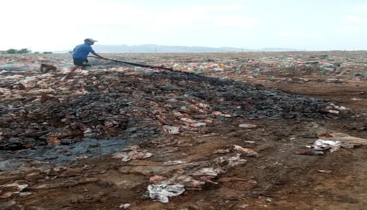 جمارك المنطقة الحرة عدن يتلف حاوية دجاج مجمد