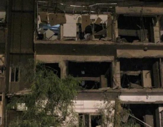 بالصورة: قيل انه كان متواجدا في المبنى.. ما حقيقة وفاة ممثل سوري شهير بالقصف الإسرائيلي على دمشق؟