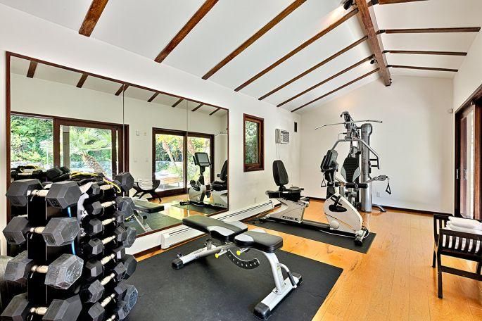 جولة بالصور في منزل أنجلينا جولي الفخم الذي إنتقلت إليه بعد إنفصالها عن براد بيت