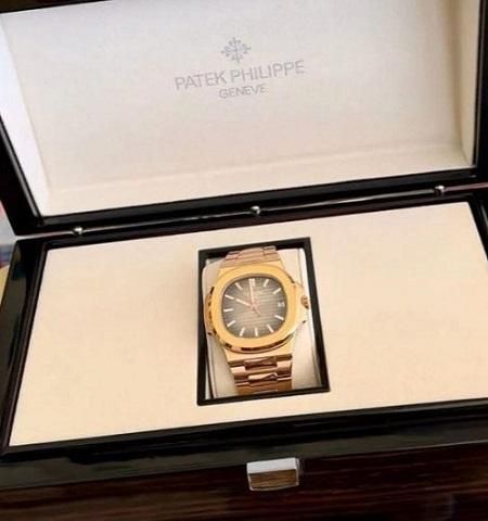 بالصور: بعدما تصور مع نانسي عجرم.. بلوغر إسرائيلي يلتقي فنانا عربيا شهيرا ويُهديه ساعة ثمينة