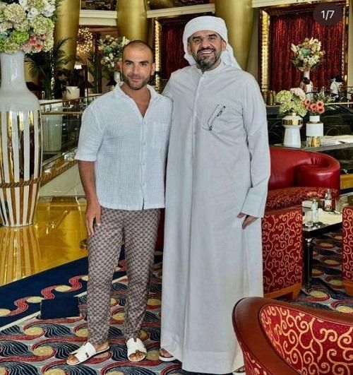 بالصور: بعدما تصور مع نانسي عجرم.. بلوغر إسرائيلي يلتقي فنانا عربيا شهيرا ويُهديه ساعة ثمينة