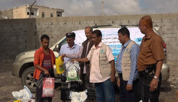توزيع 129 سلة غذائية للأسر النازحة في مديرية المسيمير بمحافظة لحج