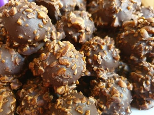 حلوى السعادة المثالية .. كرات شوكولاتة فريرو روشيه أعمليها بمكونات بسيطة وخطوات سهلة وفرحي أولادك بأجمل الحلويات