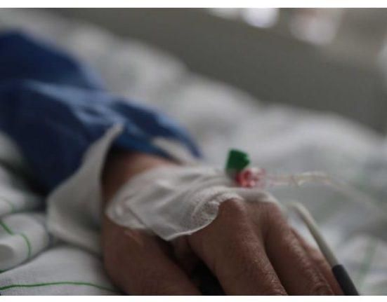 بعد 3 أيام من رحيل شقيقتها.. مطرب شاب يعلن وفاة والدته بحرقة