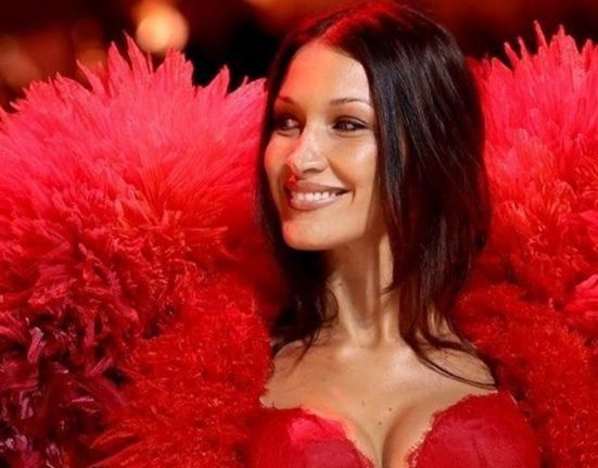 بإطلالة جريئة للغاية.. شاهدوا عارضة الأزياء من أصل فلسطيني بيلا حديد في عرض “فيكتوريا سكريت” (فيديو)