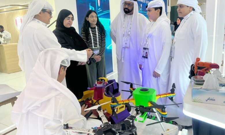 “الطائرة المُسيرة لنثر البذور” و “الذراع الآلي” من أحدث ابتكارات نادي الفجيرة العلمي  - موقع الخليج الان
