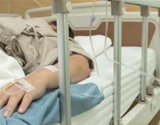 بالفيديو: على كرسي متحرك.. فنان شهير يعود إلى بلده بعد فترة علاج في المانيا واستقبال مؤثر له في المطار