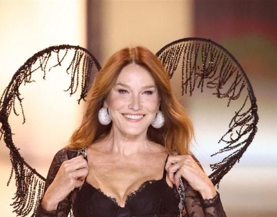 بالفيديو: بالدانتيل الشفاف.. زوجة رئيس فرنسي سابق تُشارك في عرض أزياء “فيكتوريا سيكريت”