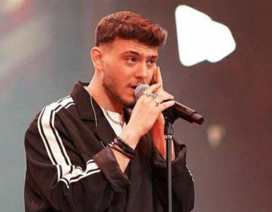 بالفيديو: “انا بوستي غير شكل”.. مُعجبة تُقبل الشامي شاهدوا ردة فعله